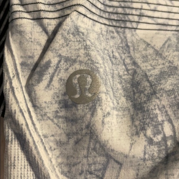 Ombré size 6 lululemon fits like a 2 not stretchy. - Picture 3 of 4